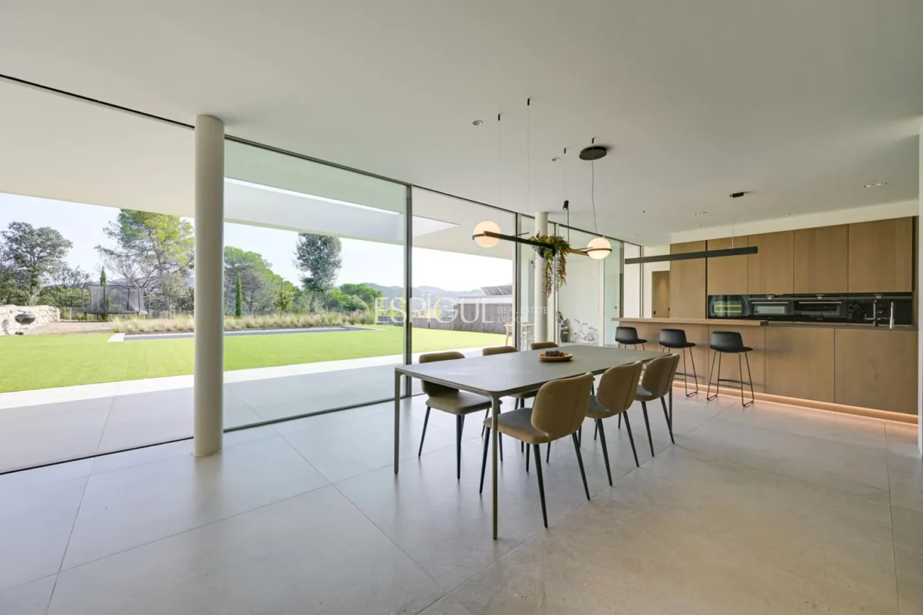 Elegant vila amb vistes al camp de golf i a la muntanya en una ubicació privilegiada