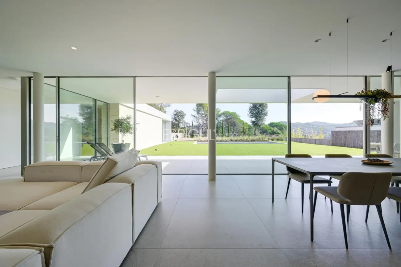 Elegant vila amb vistes al camp de golf i a la muntanya en una ubicació privilegiada