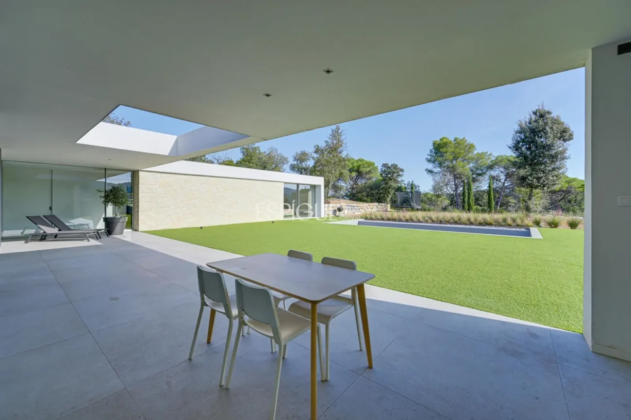 Elegant vila amb vistes al camp de golf i a la muntanya en una ubicació privilegiada