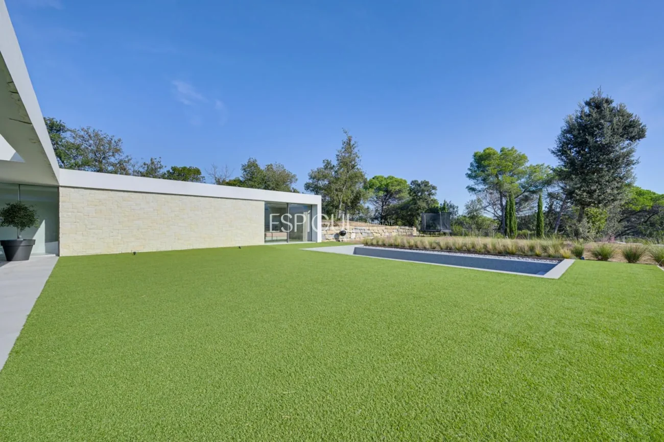 Elegant vila amb vistes al camp de golf i a la muntanya en una ubicació privilegiada