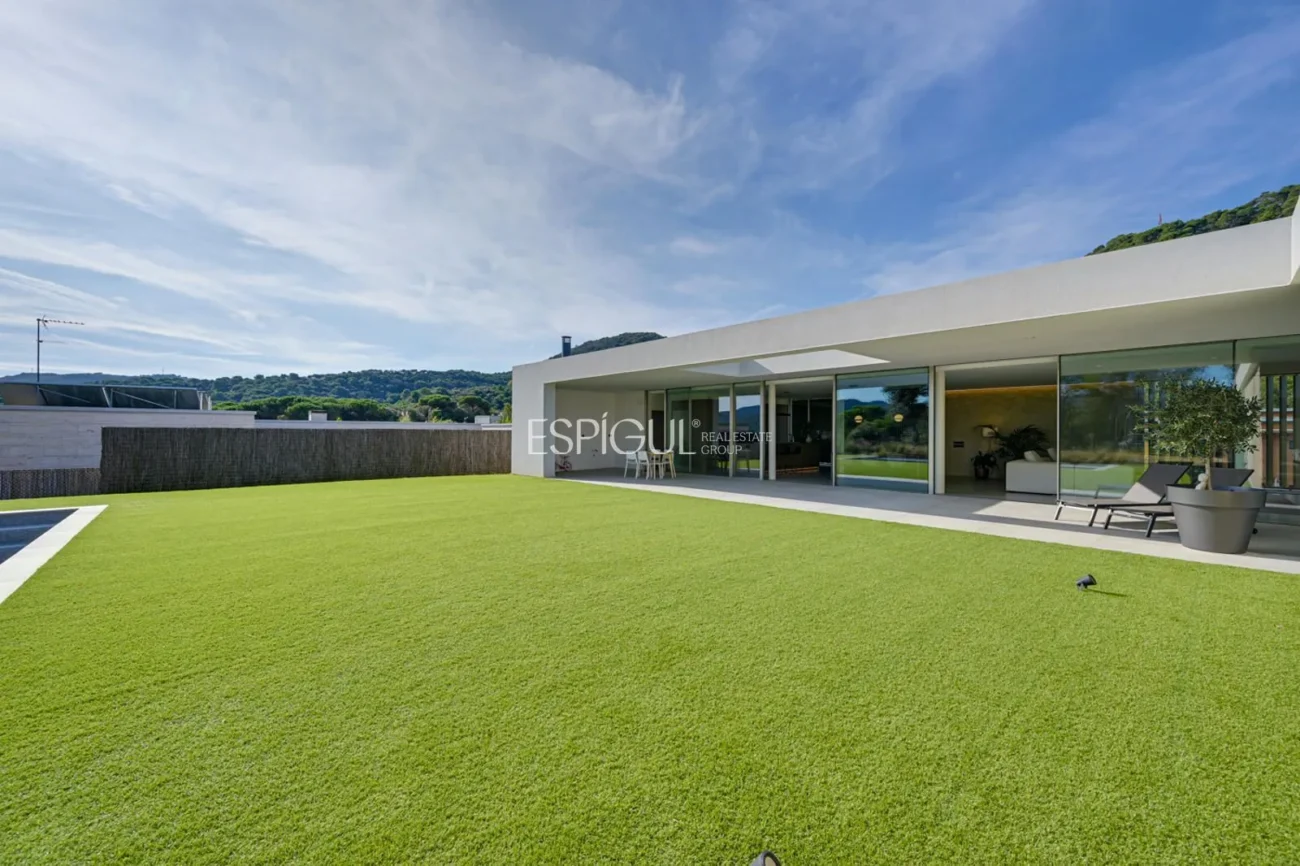 Elegant vila amb vistes al camp de golf i a la muntanya en una ubicació privilegiada