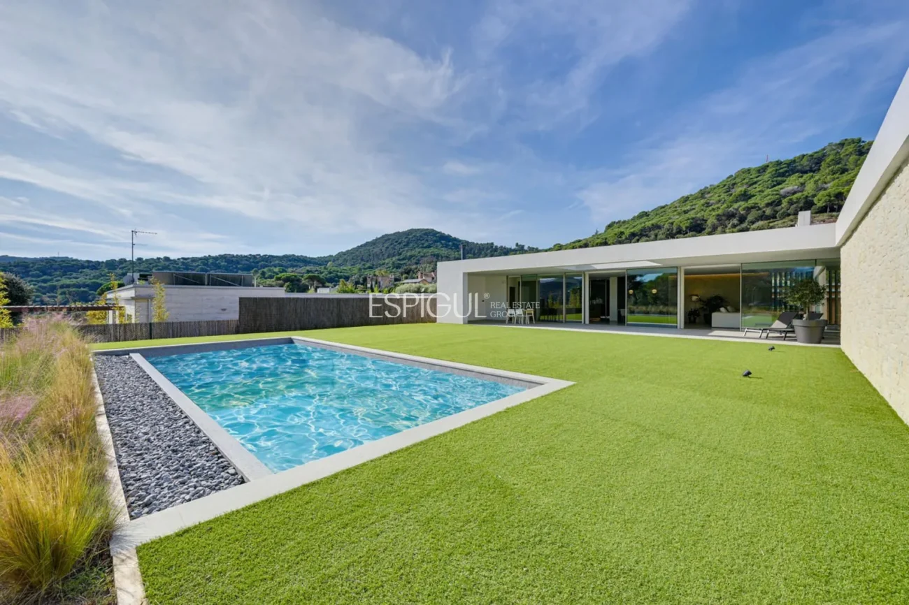 Elegant vila amb vistes al camp de golf i a la muntanya en una ubicació privilegiada