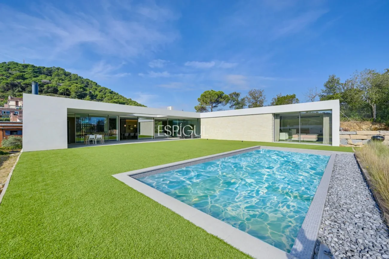 Elegant vila amb vistes al camp de golf i a la muntanya en una ubicació privilegiada