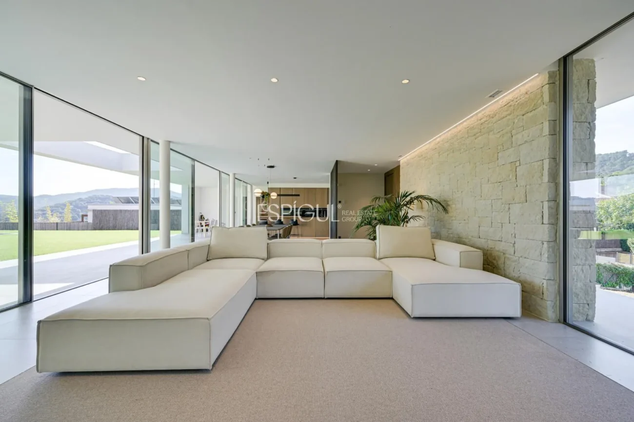 Elegant vila amb vistes al camp de golf i a la muntanya en una ubicació privilegiada