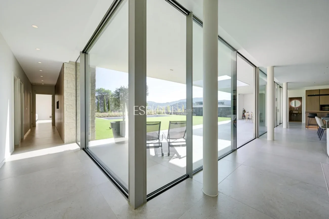Elegant vila amb vistes al camp de golf i a la muntanya en una ubicació privilegiada