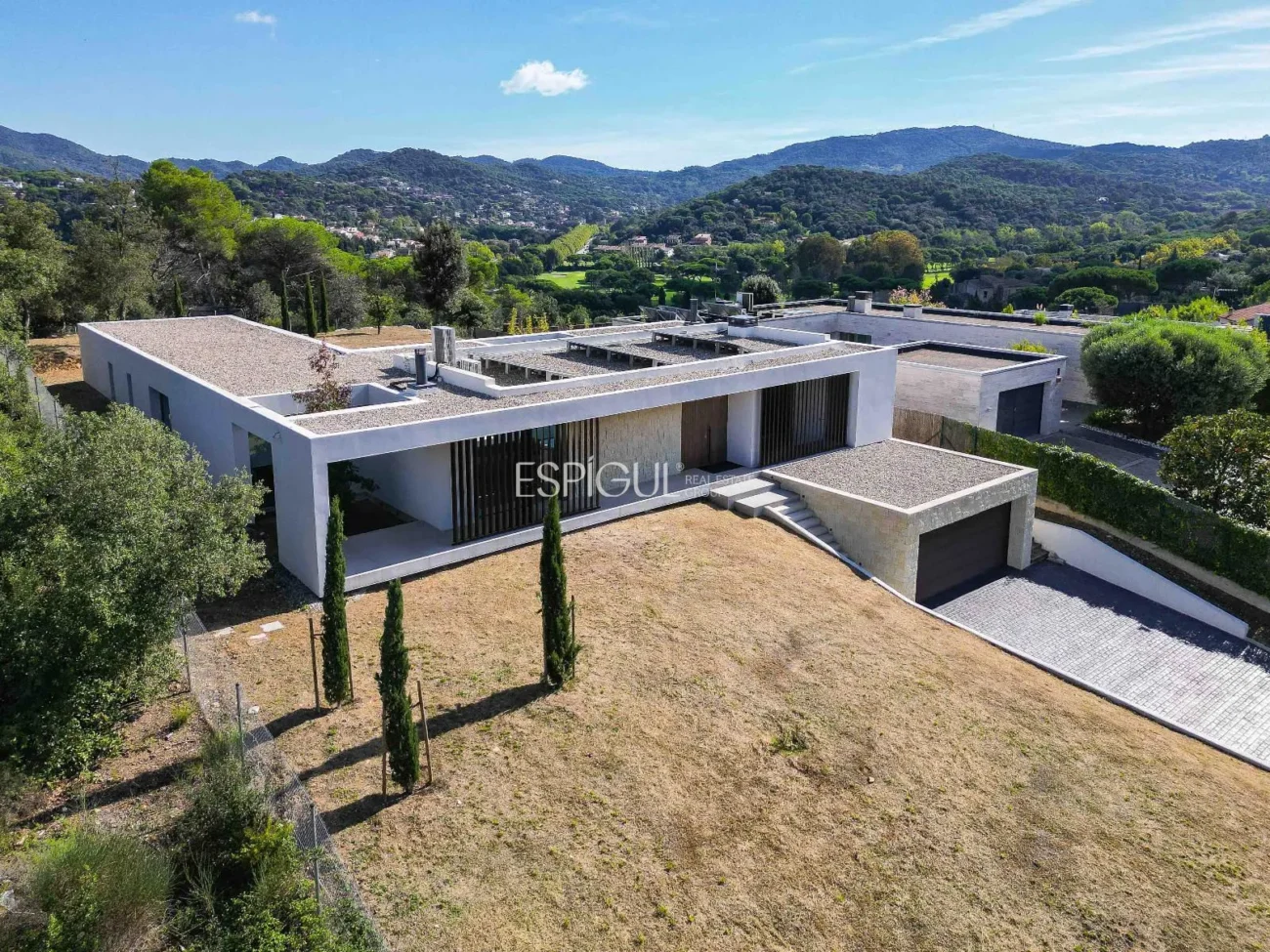 Elegant vila amb vistes al camp de golf i a la muntanya en una ubicació privilegiada