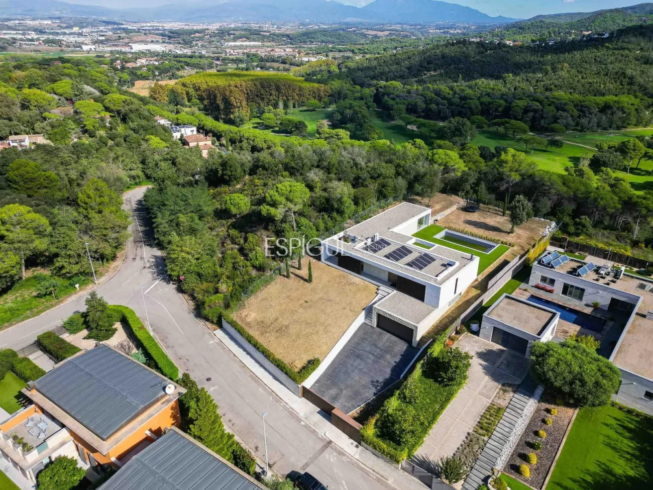 Elegant vila amb vistes al camp de golf i a la muntanya en una ubicació privilegiada