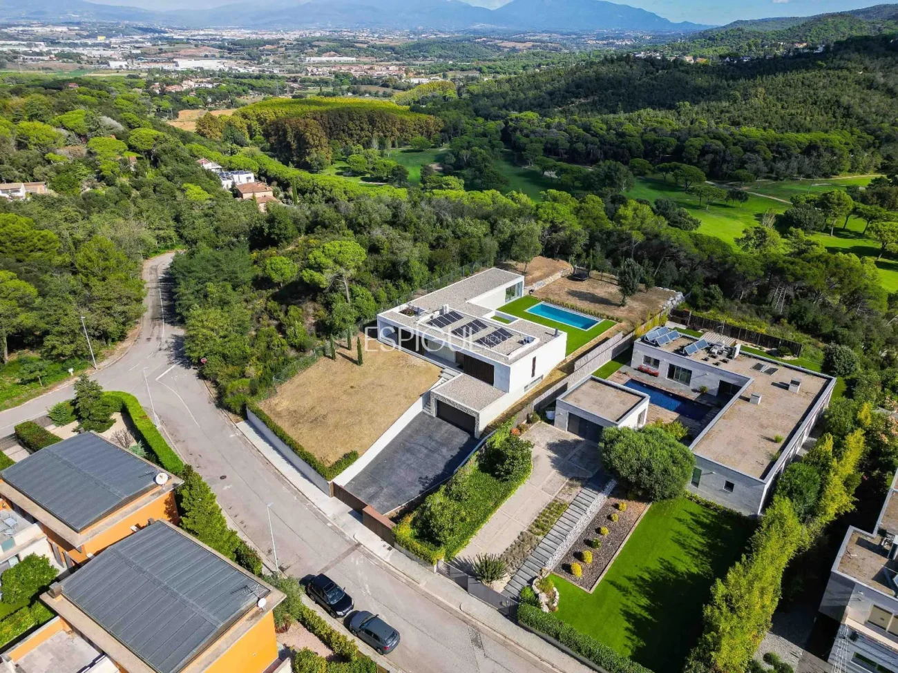 Elegant vila amb vistes al camp de golf i a la muntanya en una ubicació privilegiada