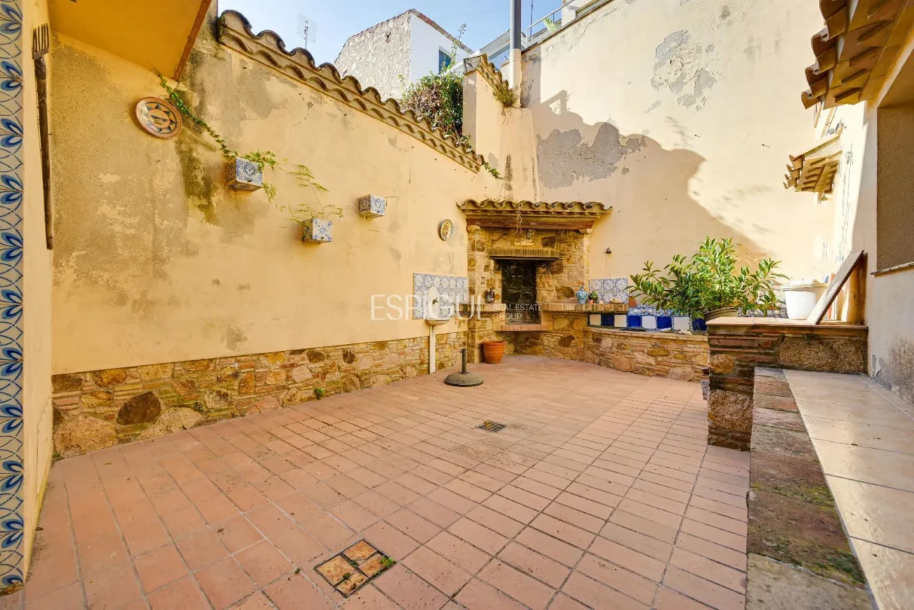 Charming Townhouse just Steps from the Sea in Sant Feliu De Guíxols