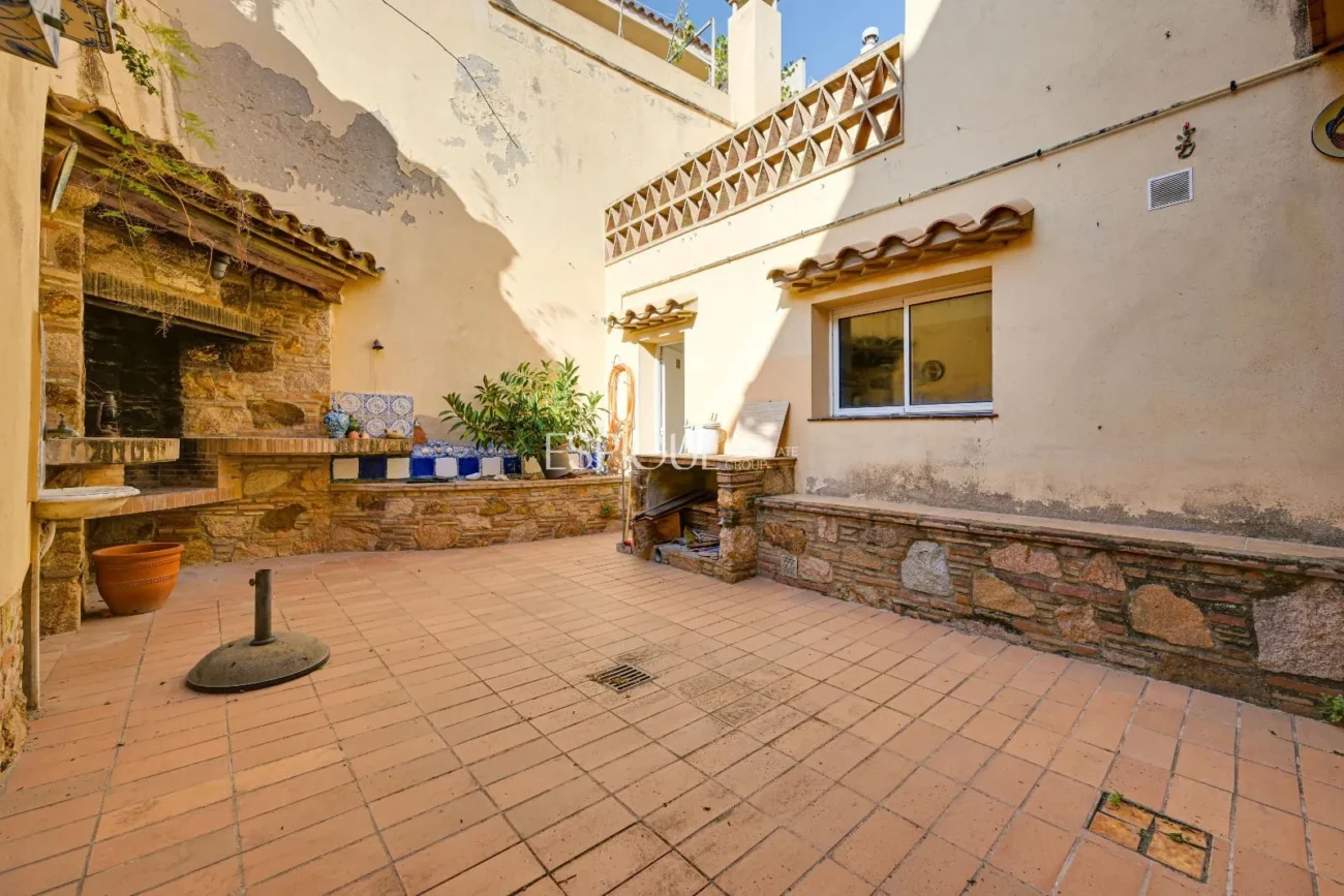 Charming Townhouse just Steps from the Sea in Sant Feliu De Guíxols