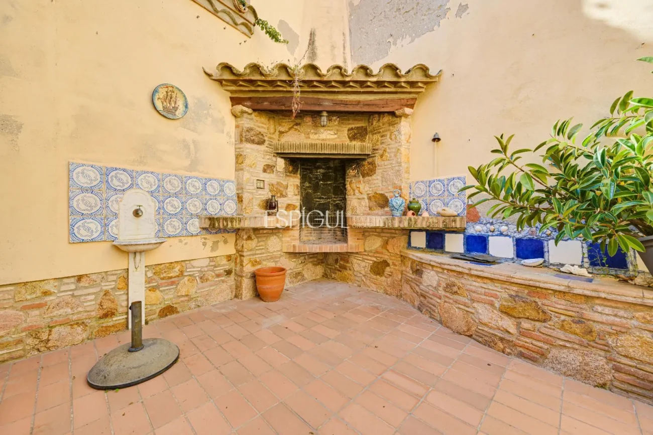 Charming Townhouse just Steps from the Sea in Sant Feliu De Guíxols