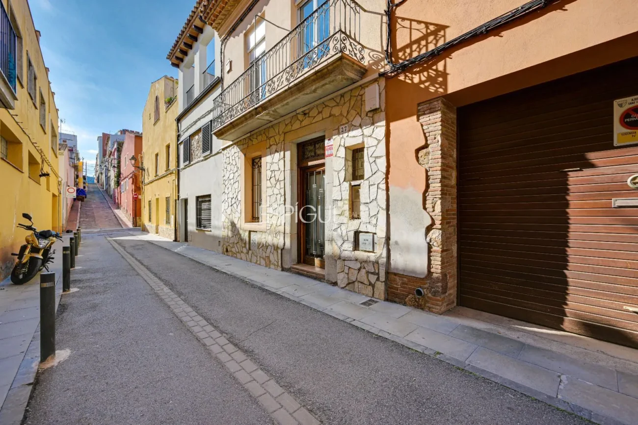 Charming Townhouse just Steps from the Sea in Sant Feliu De Guíxols