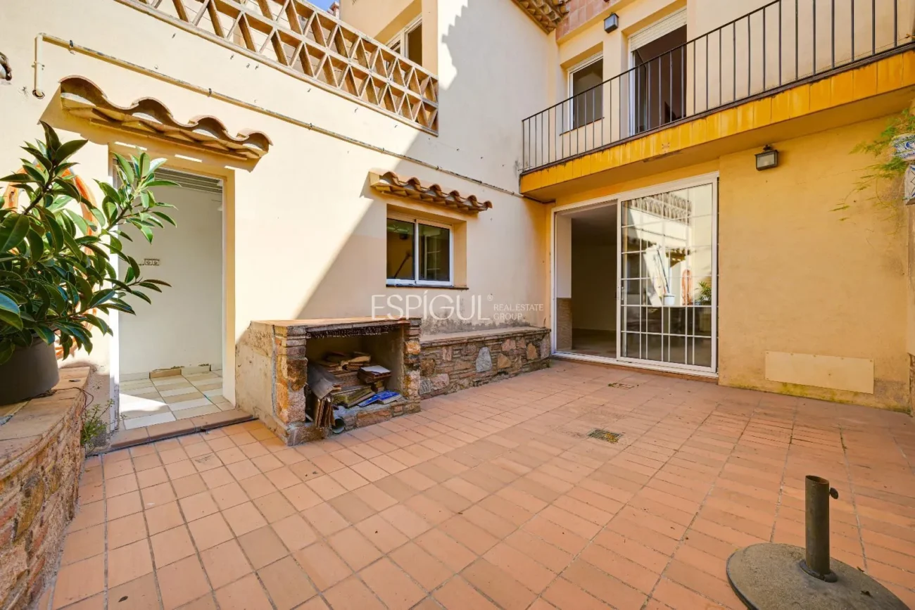 Charming Townhouse just Steps from the Sea in Sant Feliu De Guíxols