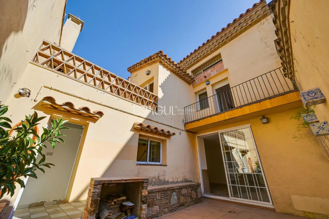 Charming Townhouse just Steps from the Sea in Sant Feliu De Guíxols