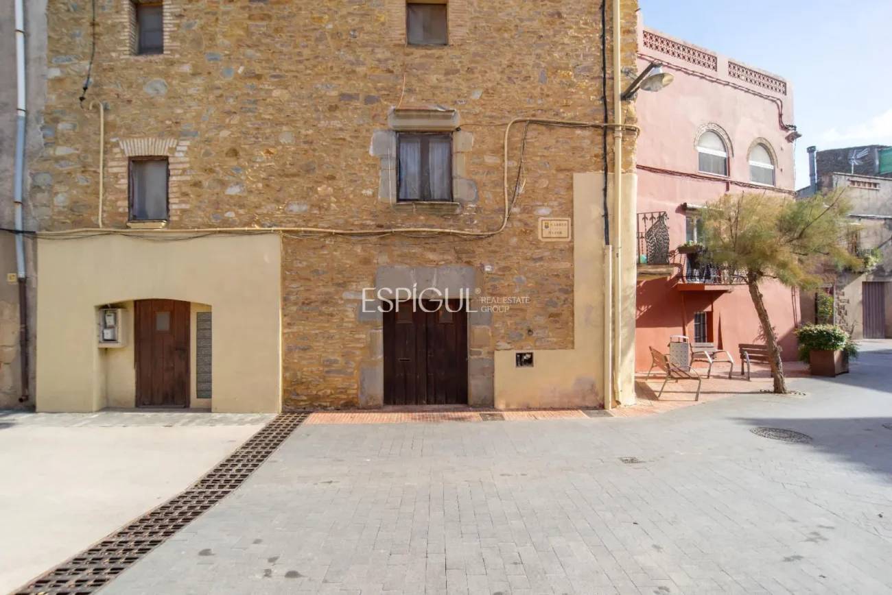 Encantadora casa de poble amb jardí i garatge al cor de Gualta