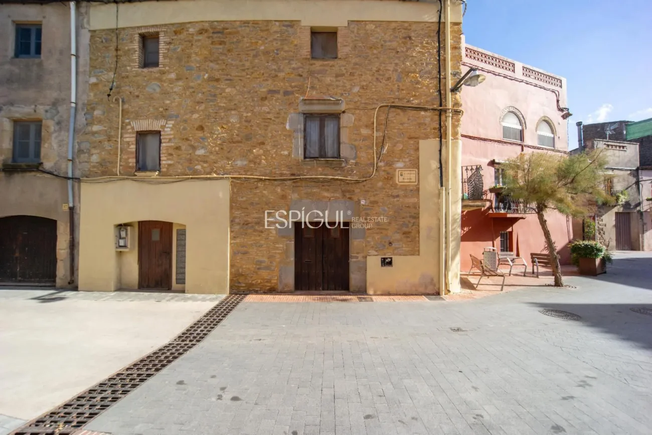 Encantadora casa de poble amb jardí i garatge al cor de Gualta