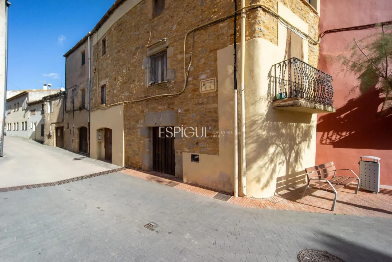 Encantadora casa de poble amb jardí i garatge al cor de Gualta