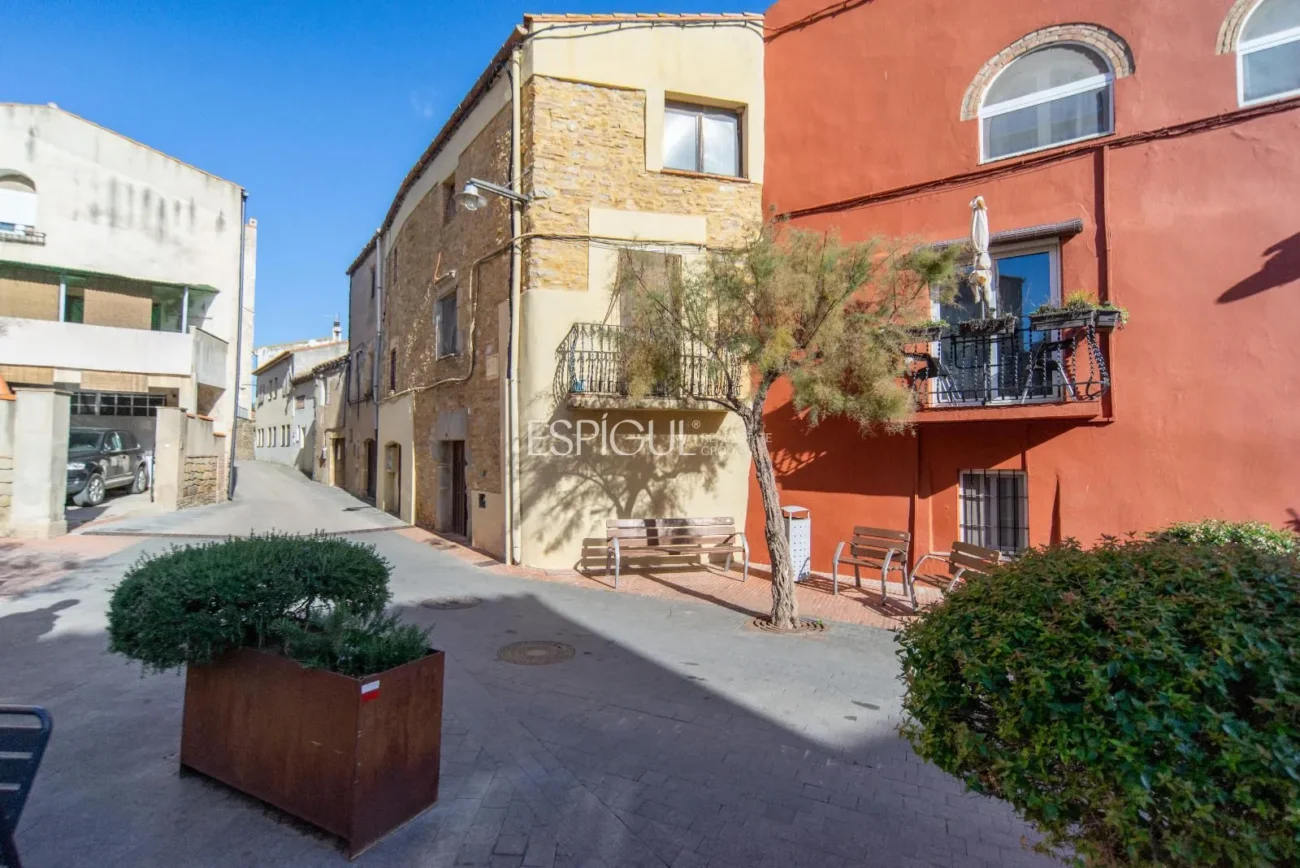 Encantadora casa de poble amb jardí i garatge al cor de Gualta