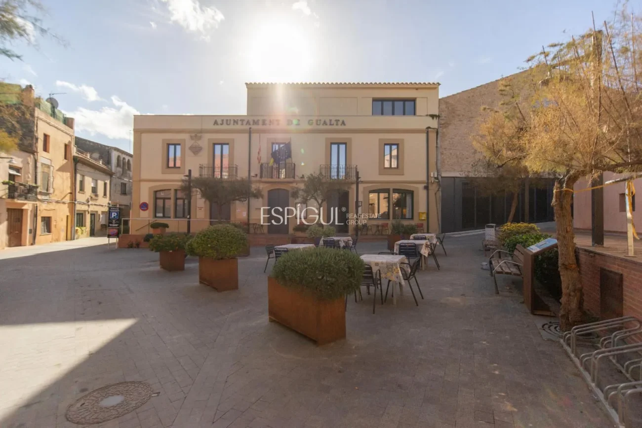 Encantadora casa de poble amb jardí i garatge al cor de Gualta