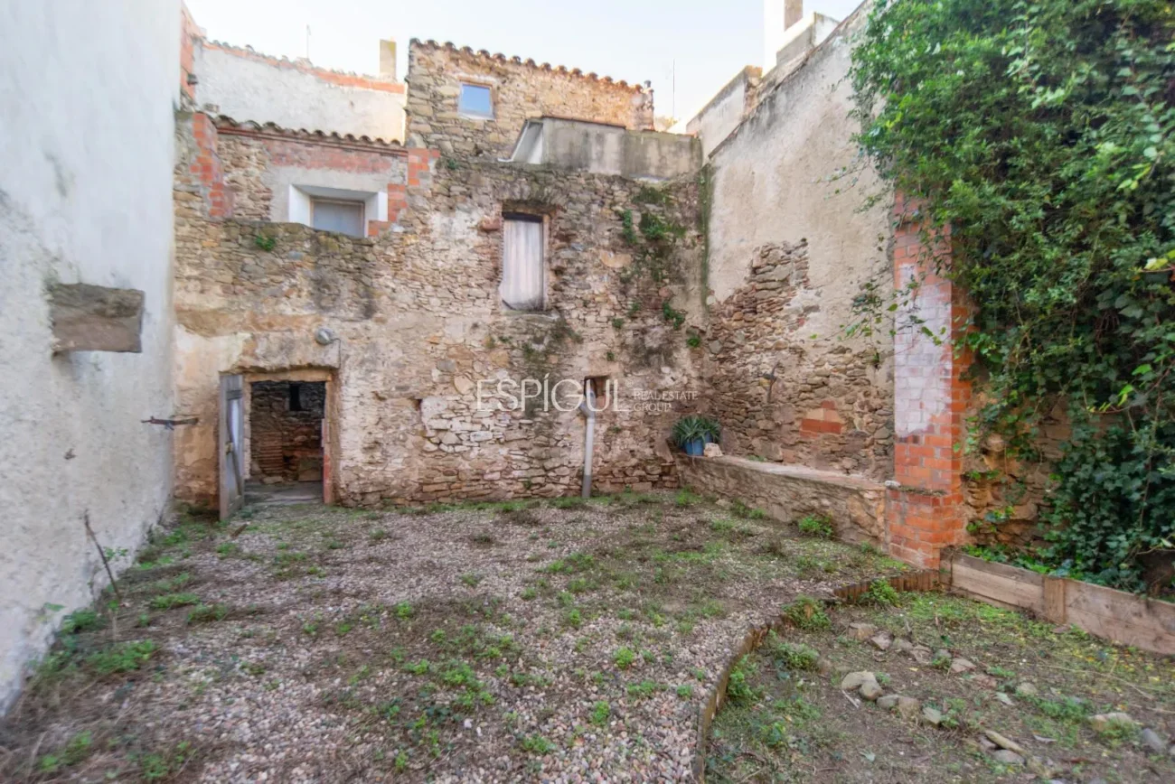 Encantadora casa de poble amb jardí i garatge al cor de Gualta