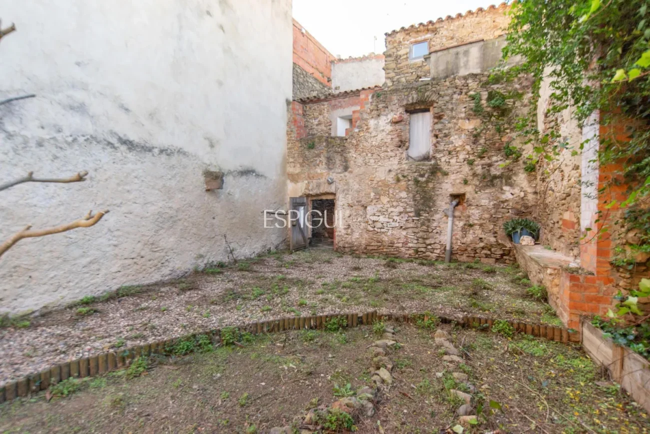 Encantadora casa de poble amb jardí i garatge al cor de Gualta