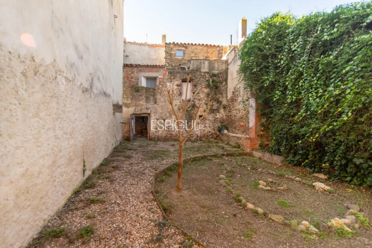 Encantadora casa de poble amb jardí i garatge al cor de Gualta