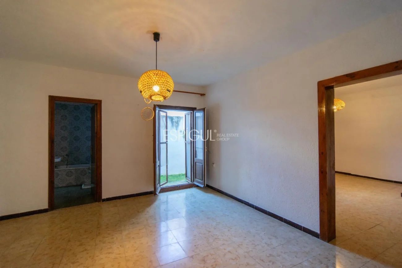 Encantadora casa de poble amb jardí i garatge al cor de Gualta
