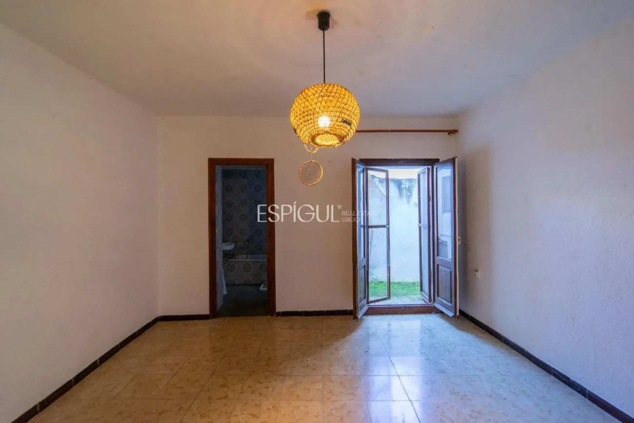 Encantadora casa de poble amb jardí i garatge al cor de Gualta