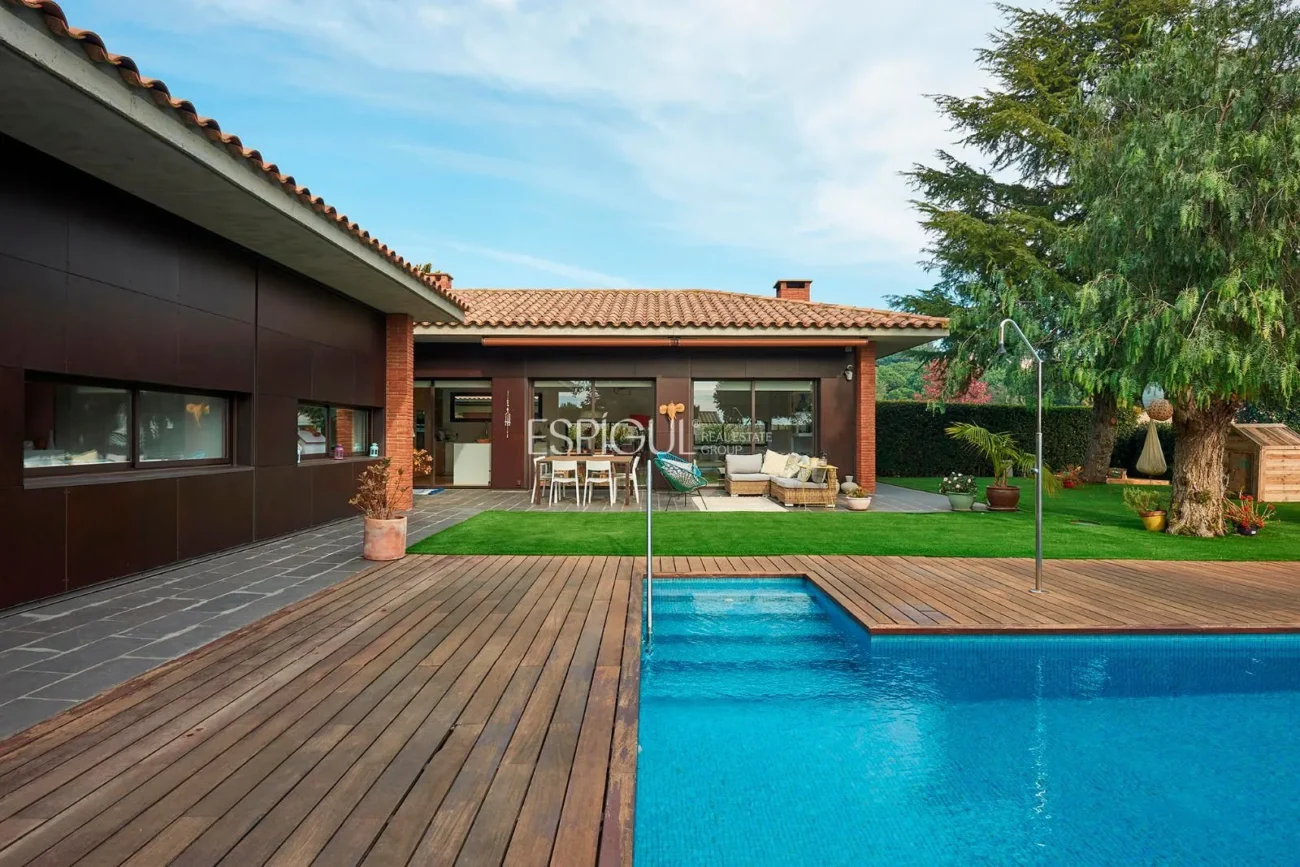Spectacular House on a Large Plot with Garden and Pool