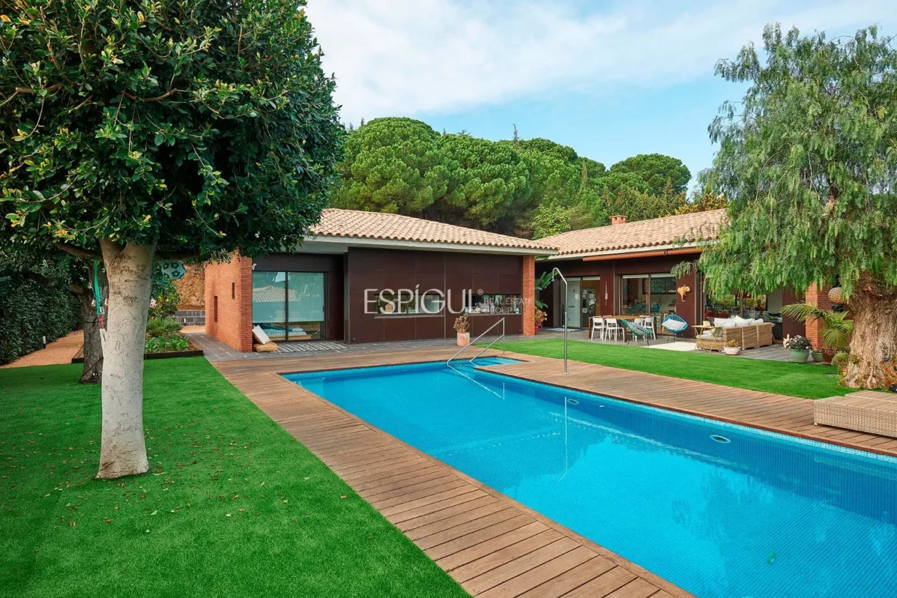 Spectacular House on a Large Plot with Garden and Pool