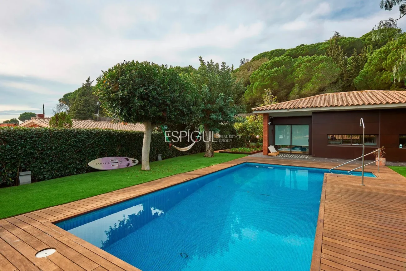 Spectacular House on a Large Plot with Garden and Pool