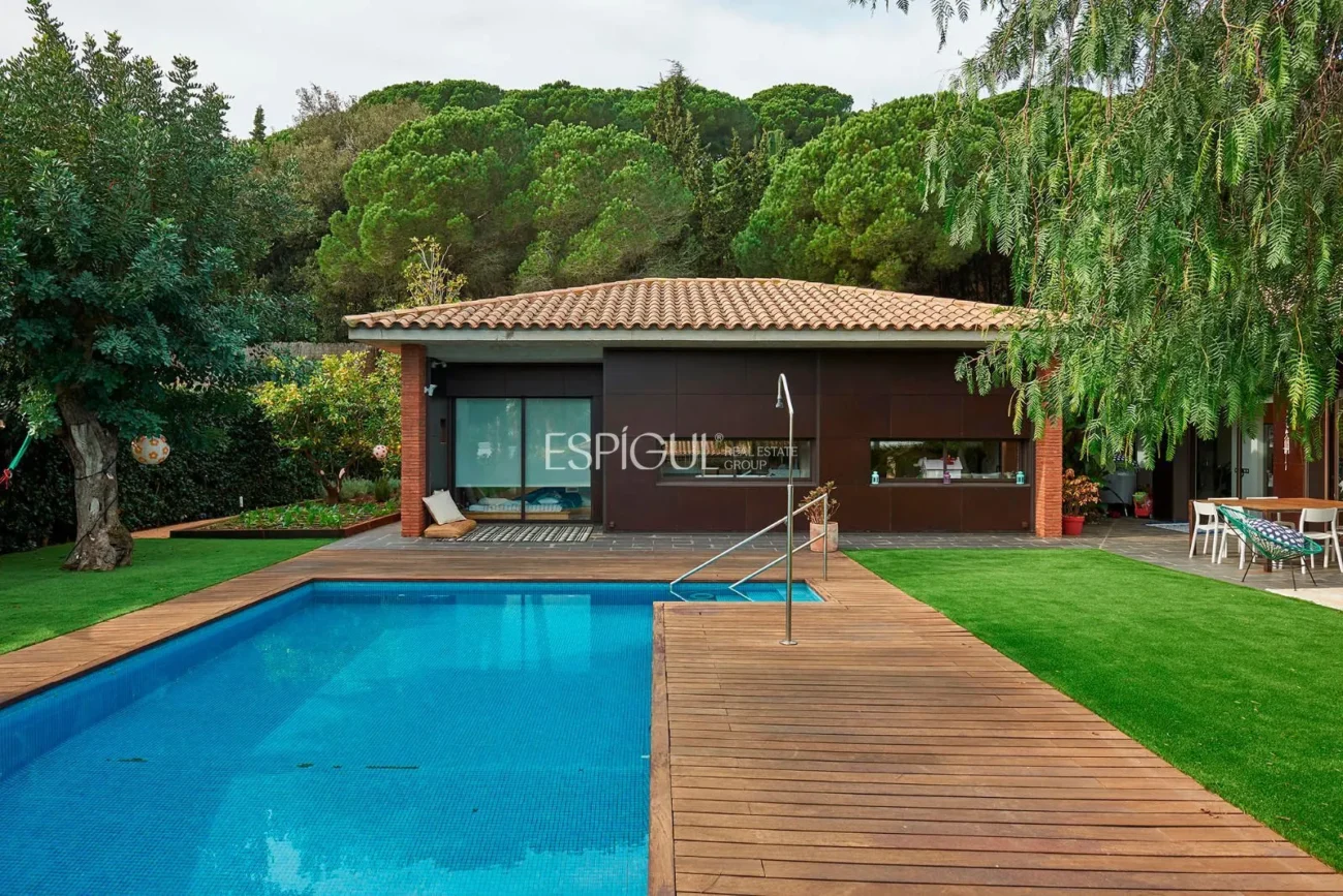Spectacular House on a Large Plot with Garden and Pool