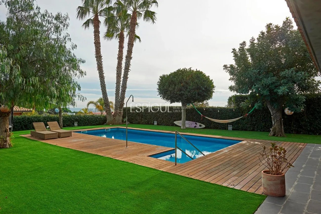 Spectacular House on a Large Plot with Garden and Pool