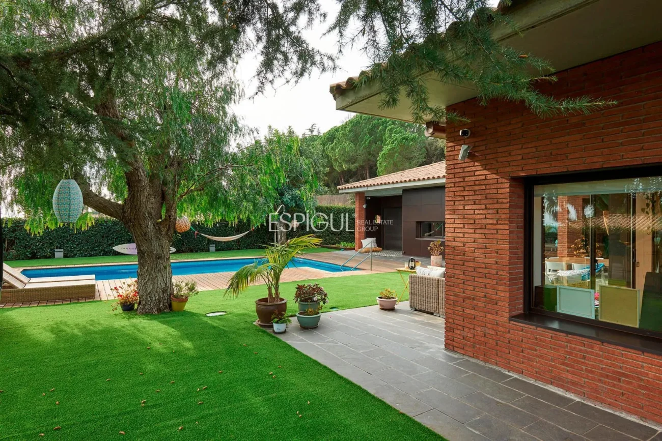 Spectacular House on a Large Plot with Garden and Pool