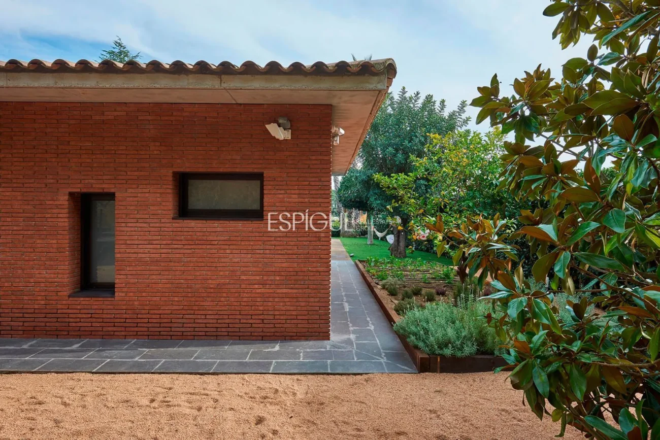 Spectacular House on a Large Plot with Garden and Pool