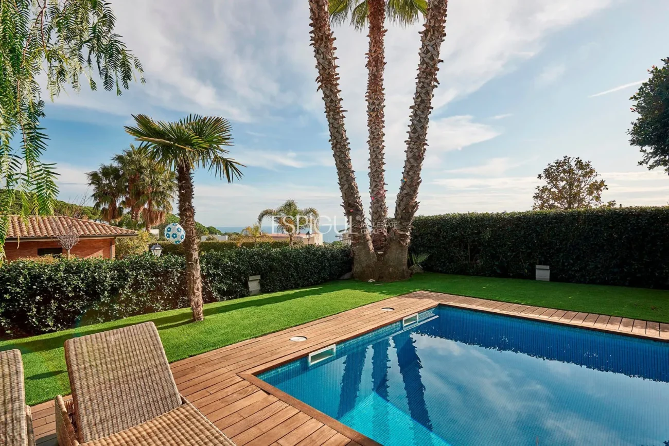 Spectacular House on a Large Plot with Garden and Pool