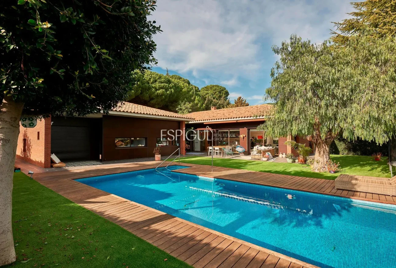 Spectacular House on a Large Plot with Garden and Pool