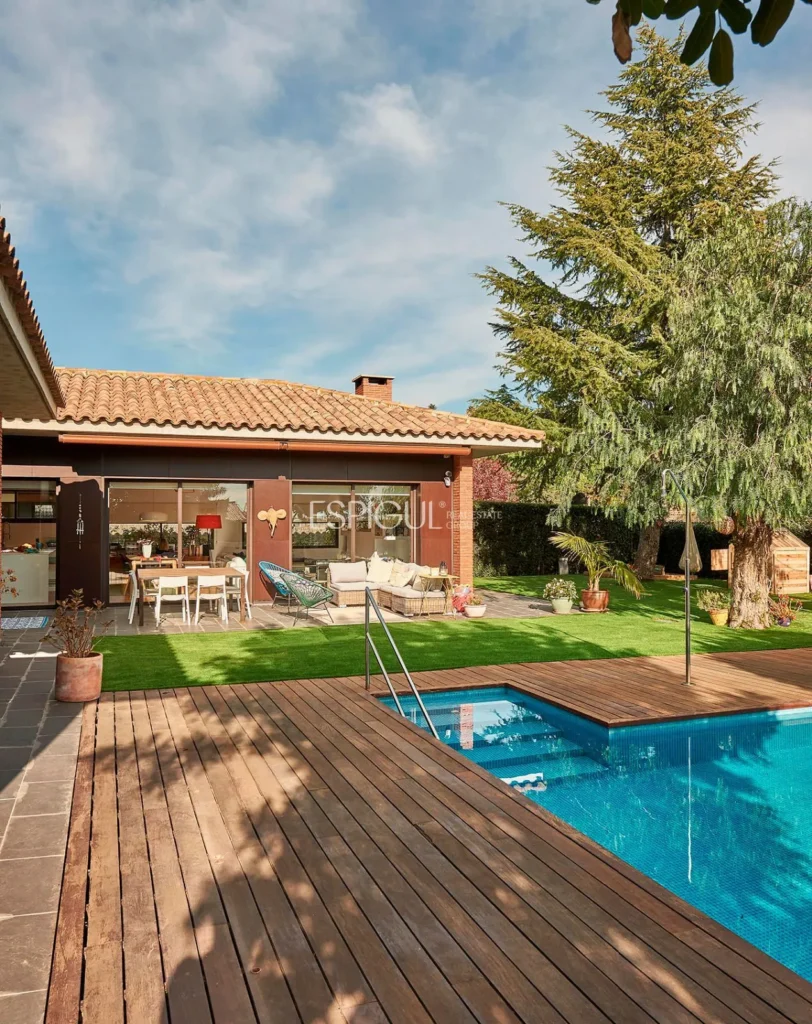 Spectacular House on a Large Plot with Garden and Pool