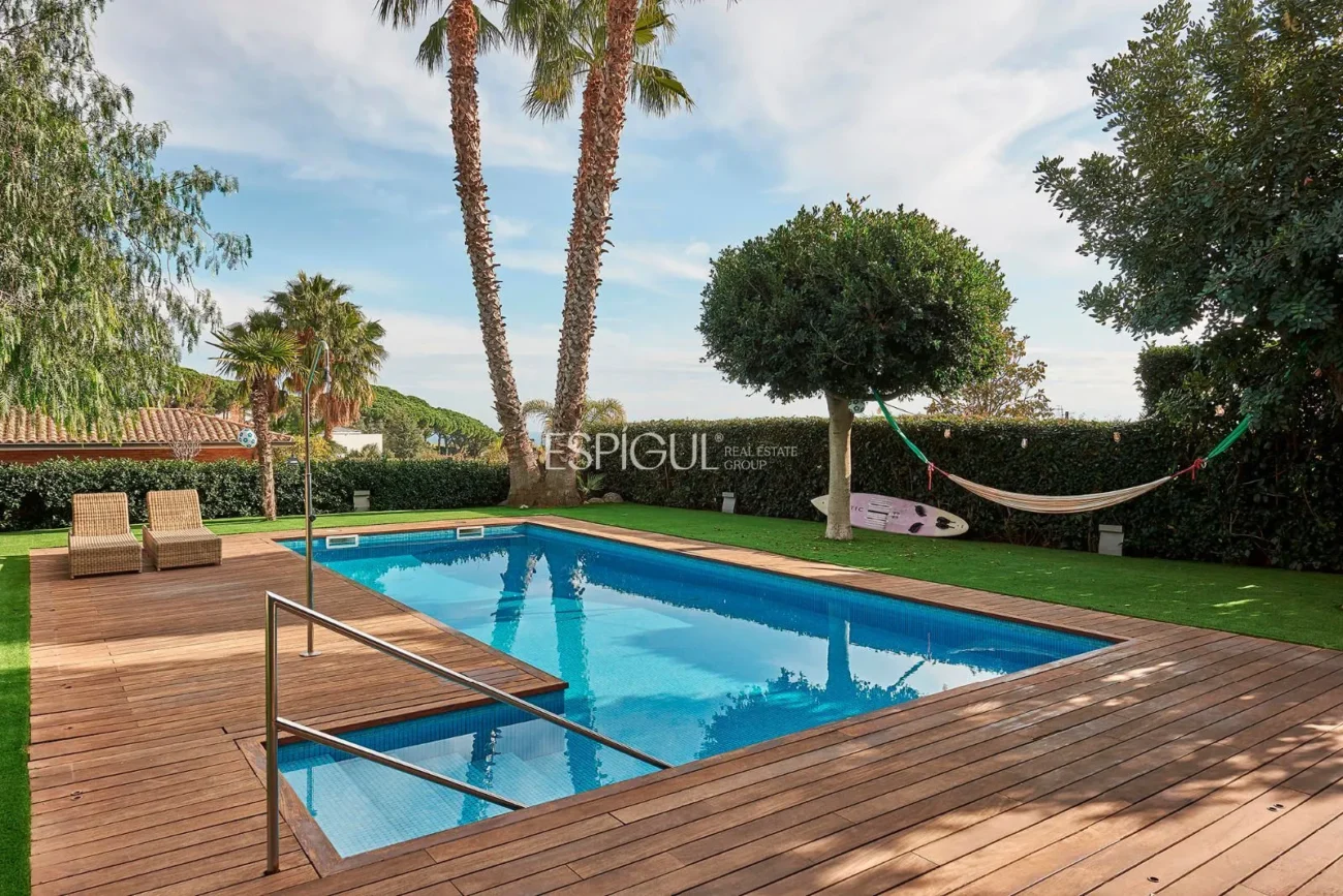 Spectacular House on a Large Plot with Garden and Pool
