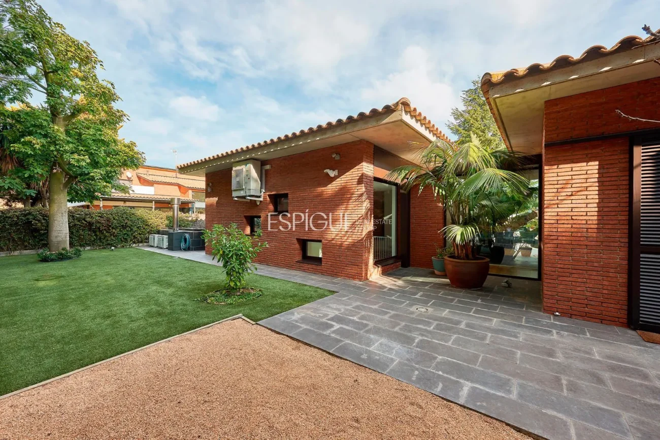 Spectacular House on a Large Plot with Garden and Pool