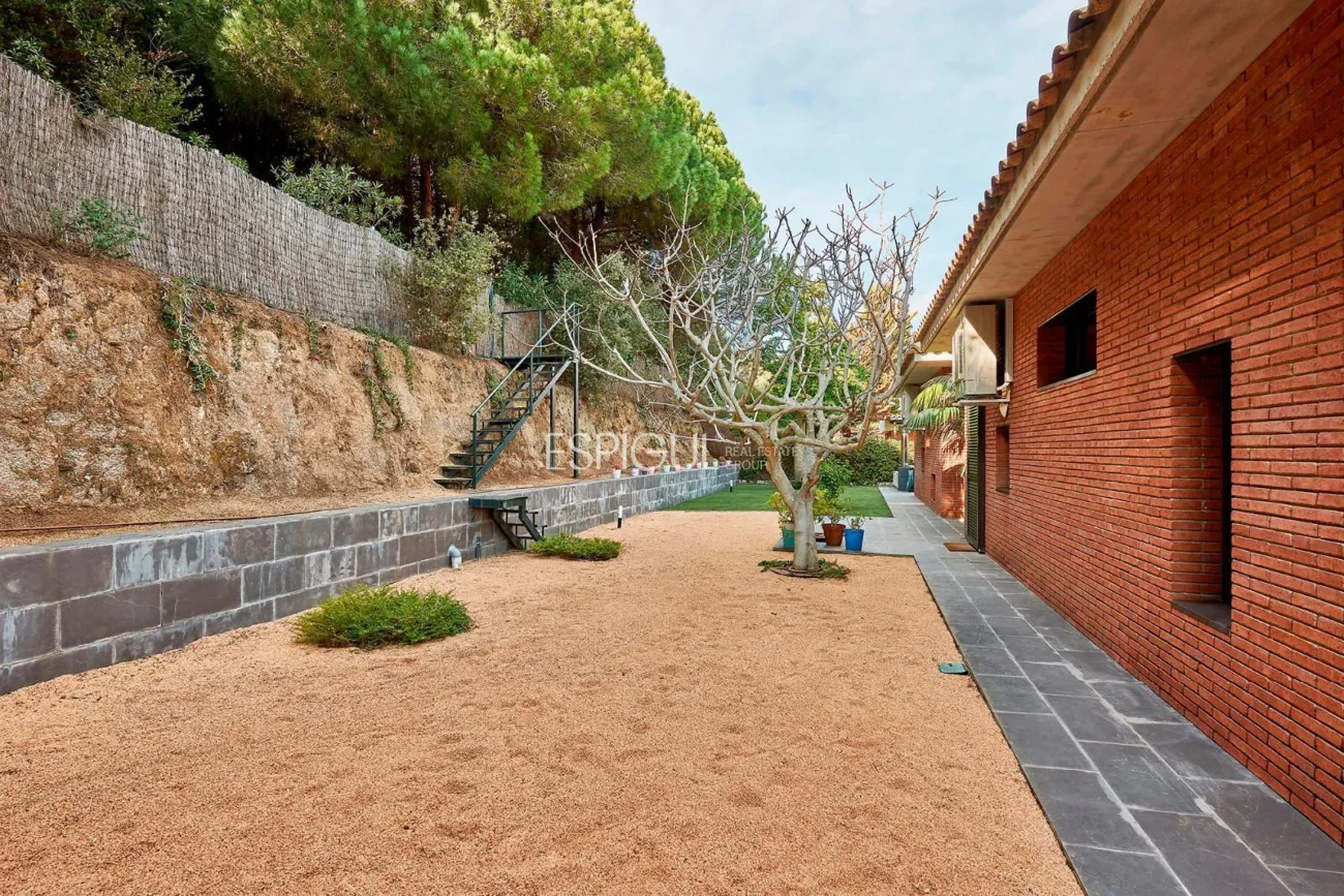 Spectacular House on a Large Plot with Garden and Pool