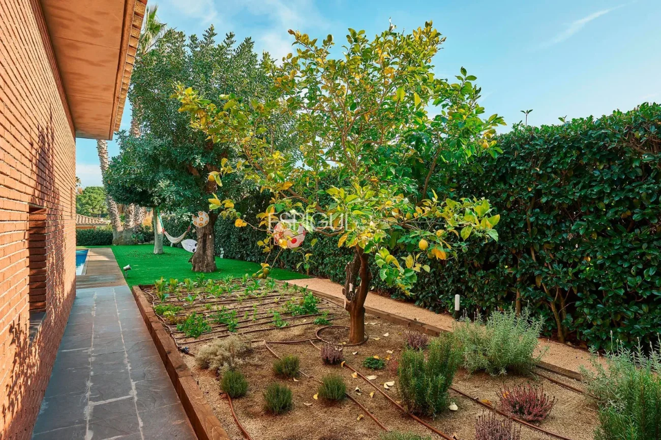 Spectacular House on a Large Plot with Garden and Pool