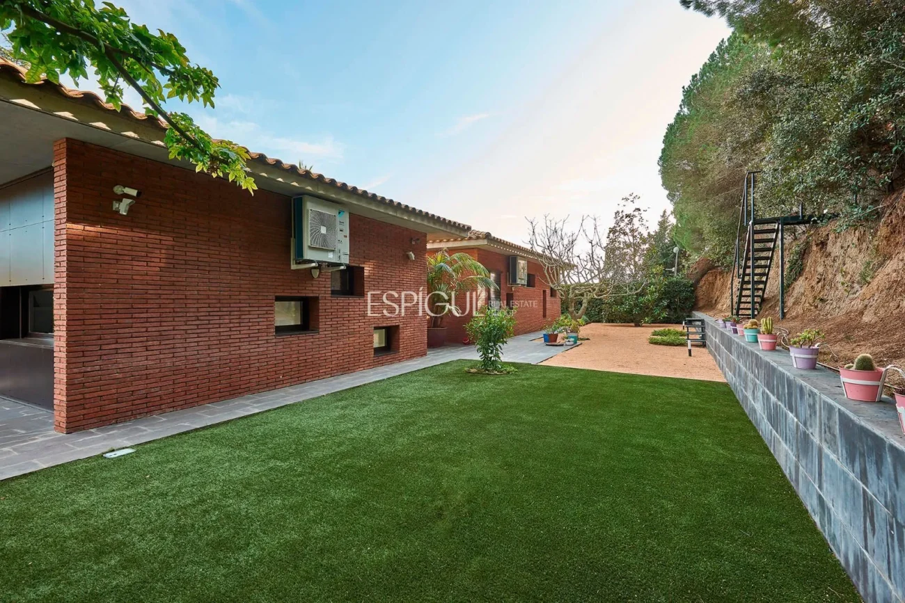 Spectacular House on a Large Plot with Garden and Pool