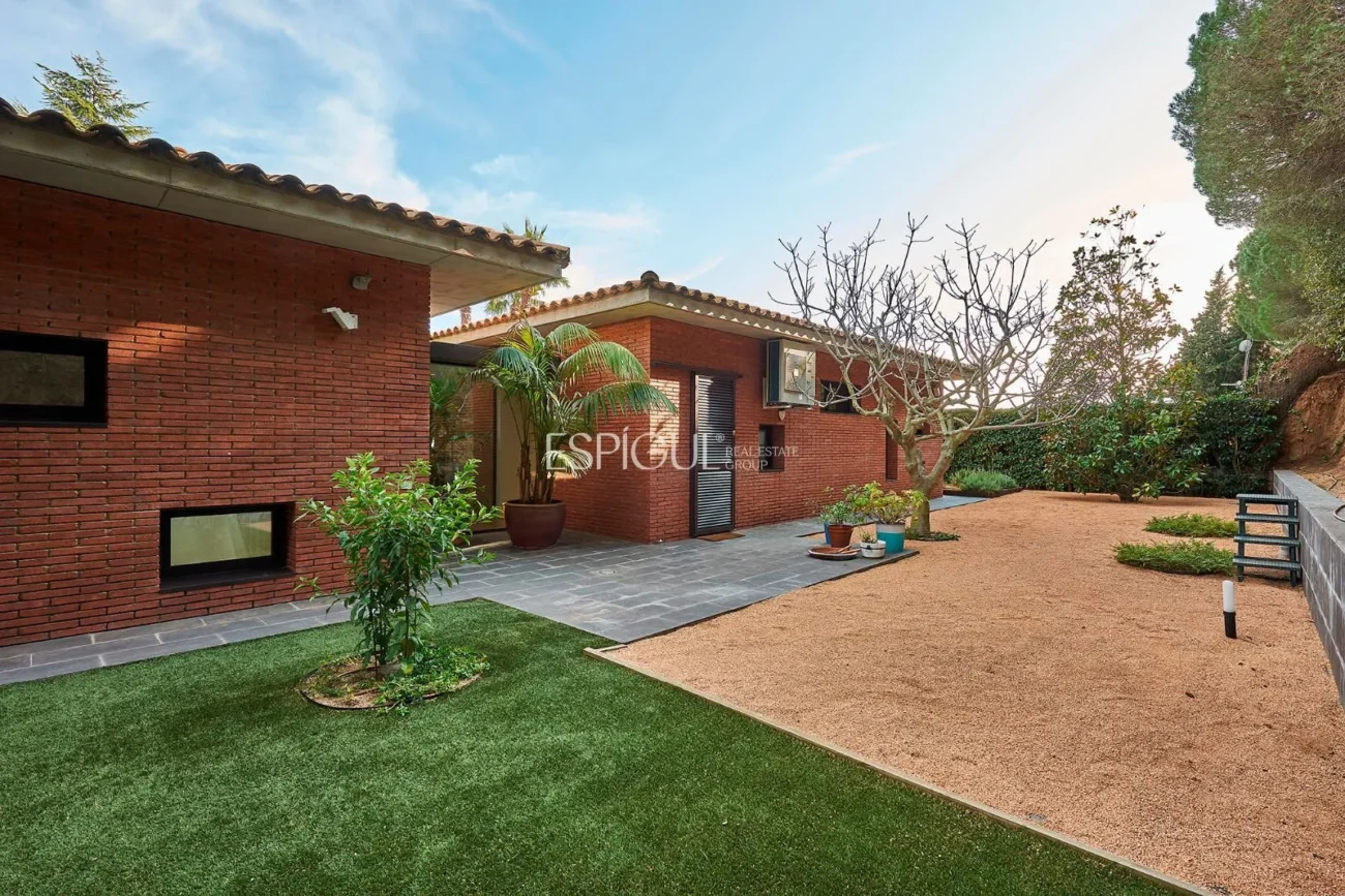 Spectacular House on a Large Plot with Garden and Pool