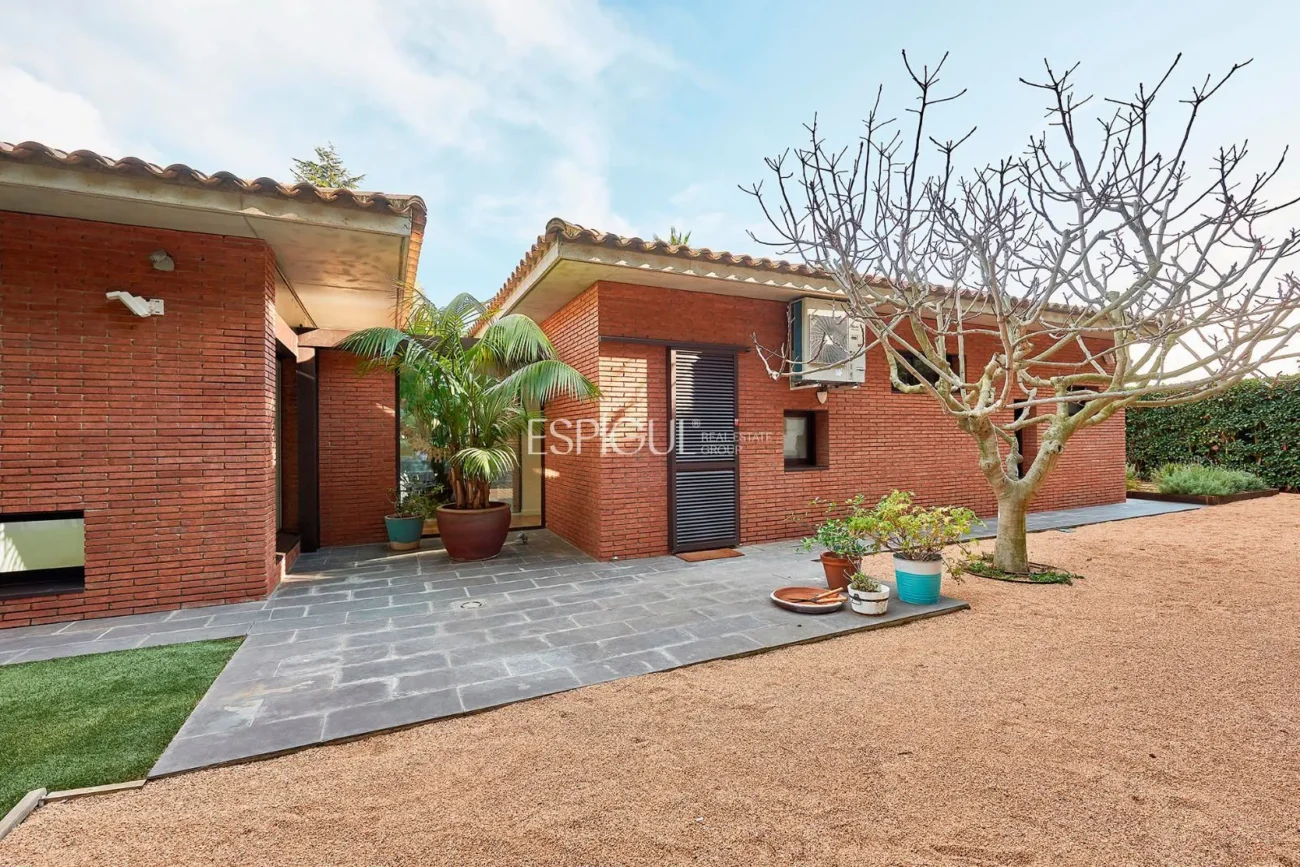 Spectacular House on a Large Plot with Garden and Pool