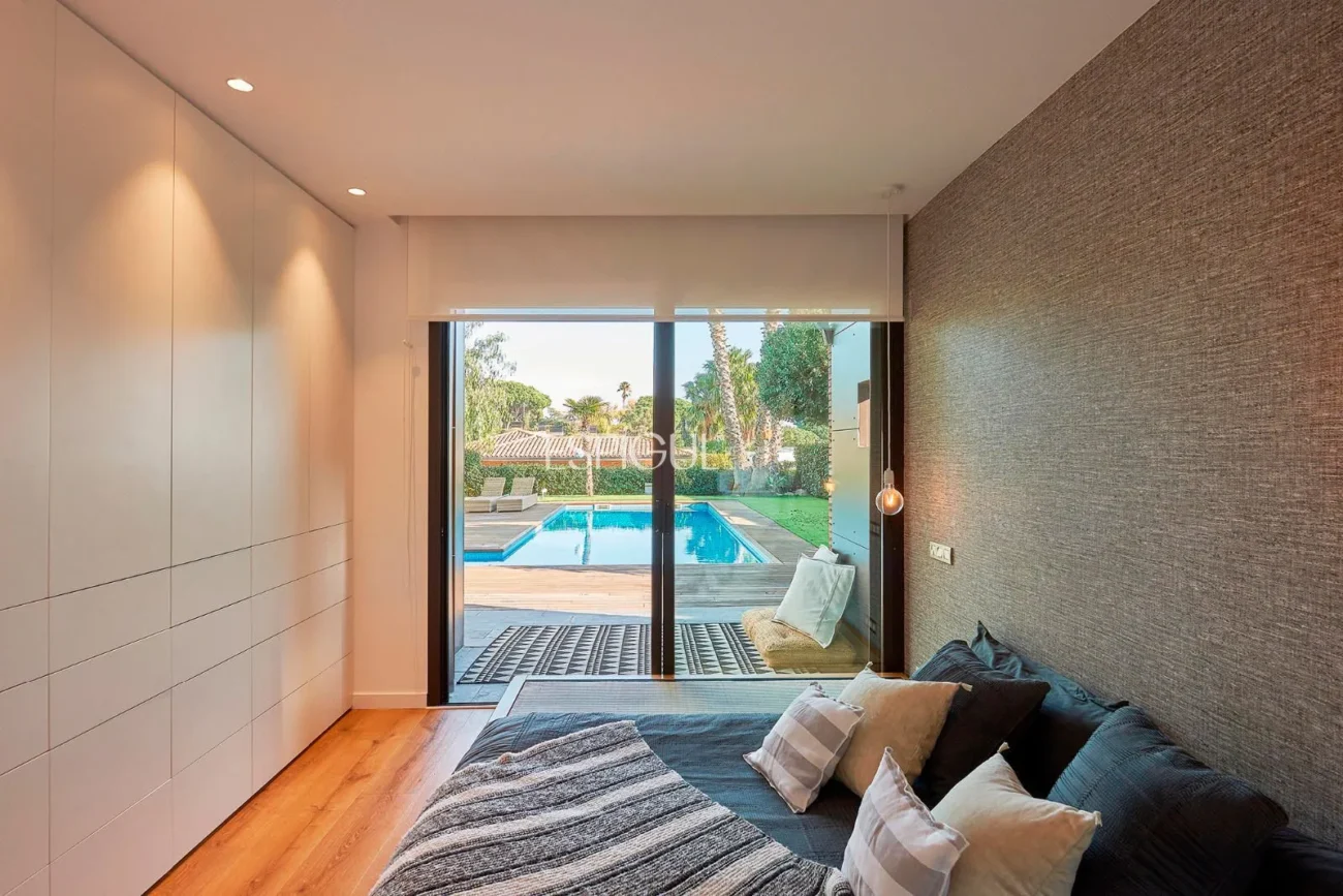 Spectacular House on a Large Plot with Garden and Pool