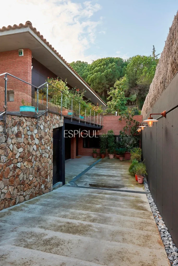 Spectacular House on a Large Plot with Garden and Pool