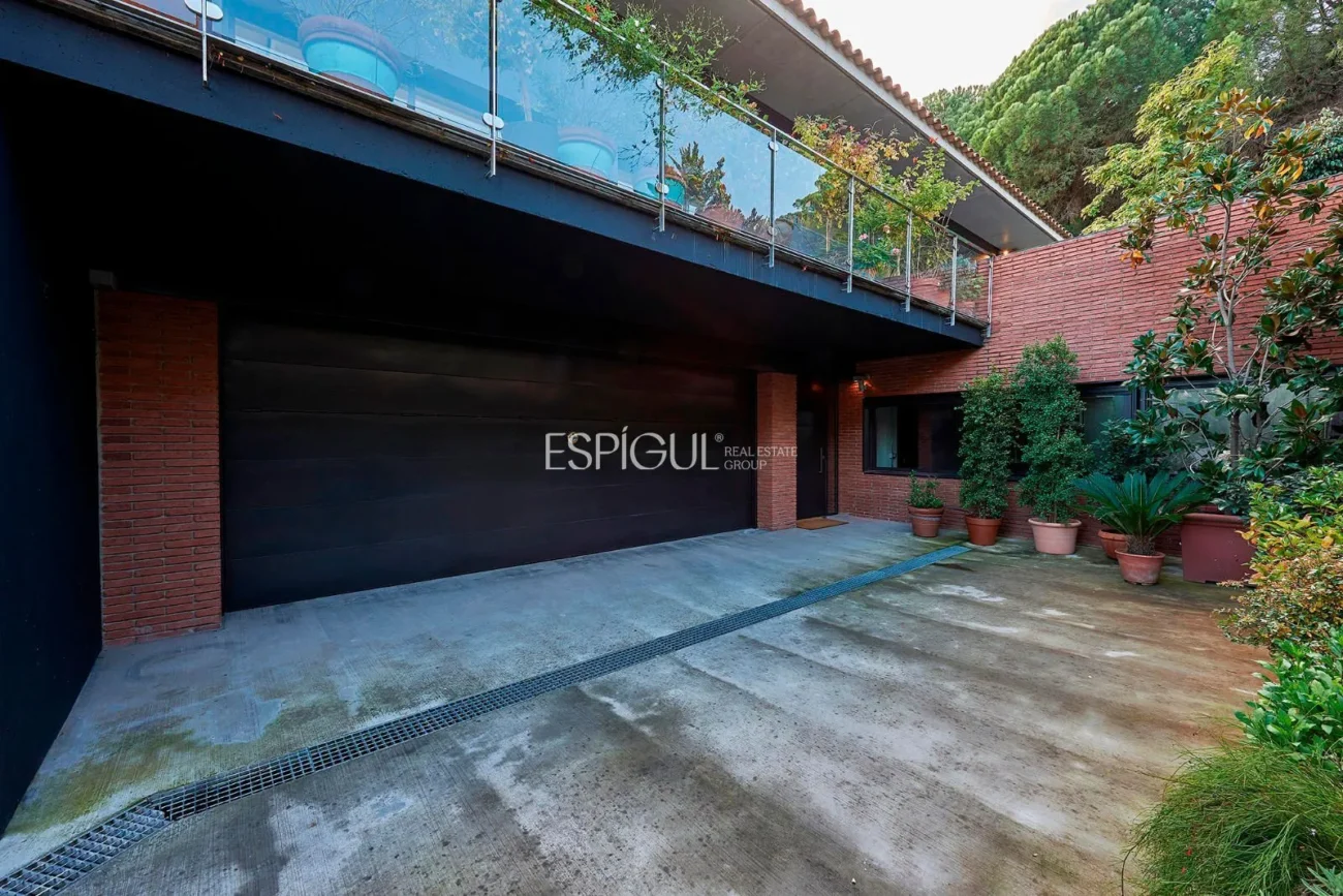 Spectacular House on a Large Plot with Garden and Pool