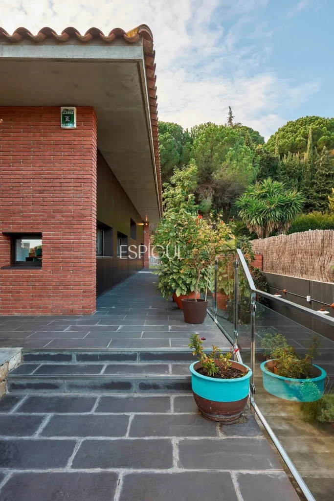 Spectacular House on a Large Plot with Garden and Pool