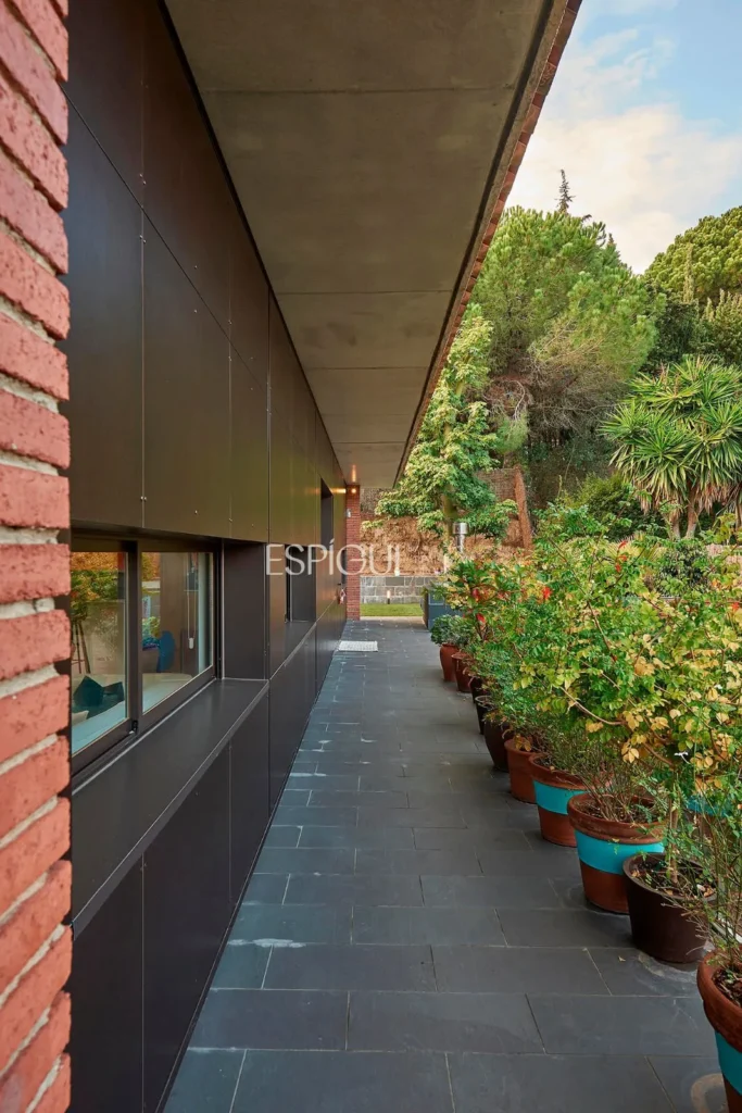 Spectacular House on a Large Plot with Garden and Pool